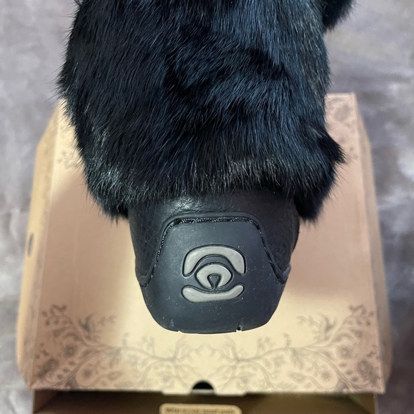 Manitobah Mukluks Annie Bell Short Snowy Owl Grain Mukluk - Picture 7 of 12